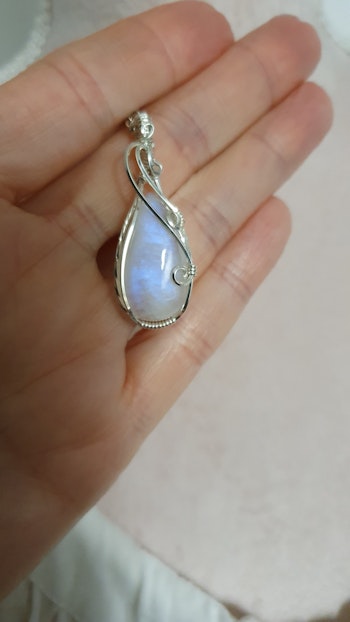 Halsband Luscious Loops i 925 sterlingsilver med regnbågsmånsten