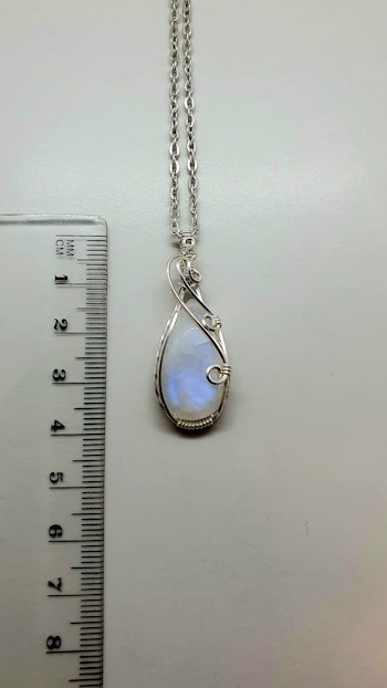Halsband Luscious Loops i 925 sterlingsilver med regnbågsmånsten