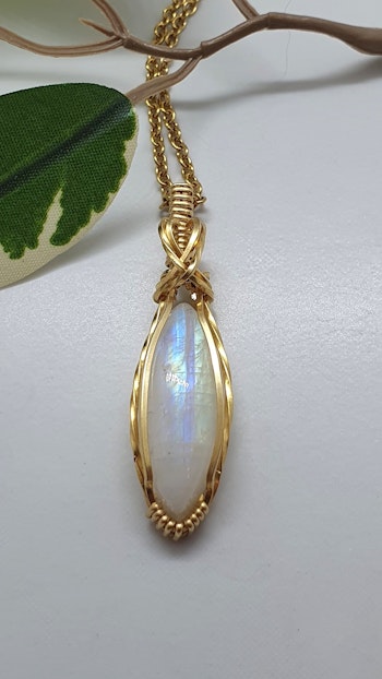 Halsband Classic Curves med regnbågsmånsten