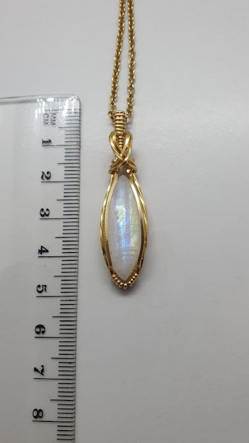 Halsband Classic Curves med regnbågsmånsten