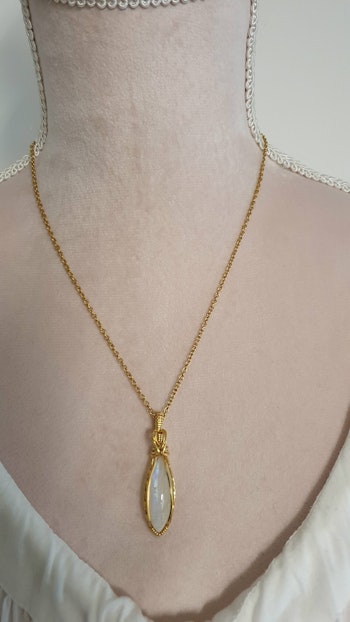 Halsband Classic Curves med regnbågsmånsten