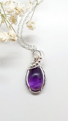 Halsband Swirly Pearls i 925 sterlingsilver med ametist