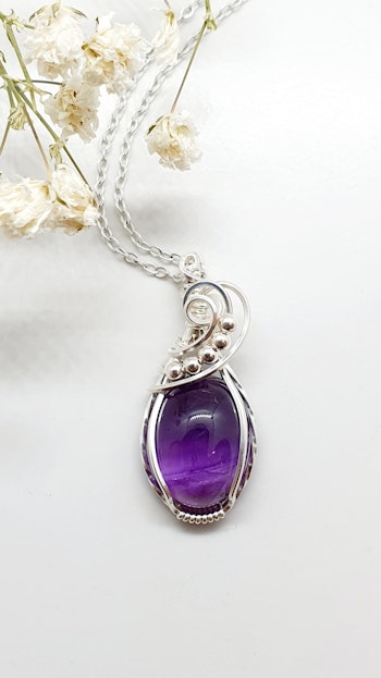Halsband Swirly Pearls i 925 sterlingsilver med ametist