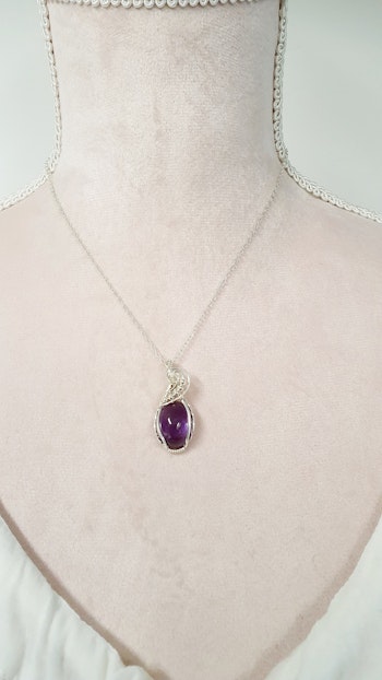 Halsband Swirly Pearls i 925 sterlingsilver med ametist