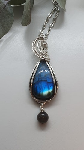 Halsband Swirly Pearl i 925 sterlingsilver med labradorit
