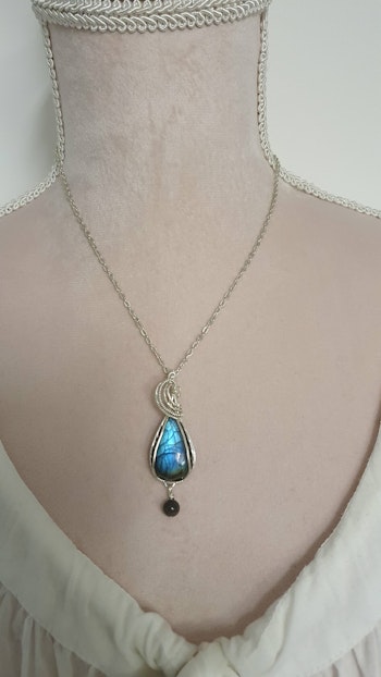 Halsband Swirly Pearl i 925 sterlingsilver med labradorit