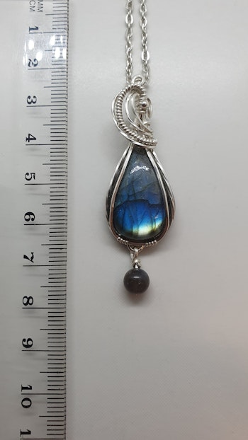 Halsband Swirly Pearl i 925 sterlingsilver med labradorit