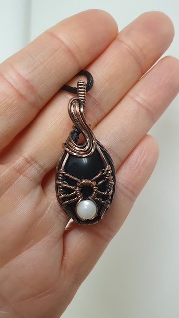 Halsband Spider med svart agat och månstenspärla