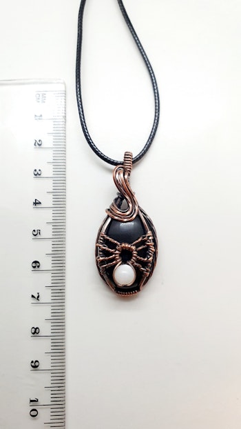 Halsband Spider med svart agat och månstenspärla