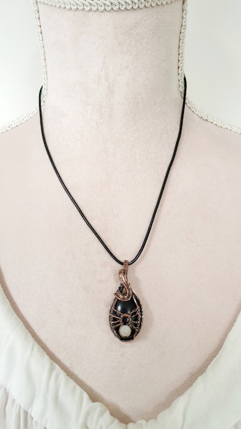 Halsband Spider med svart agat och månstenspärla