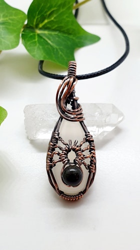Halsband Spider med naturlig kvarts och onyxpärla