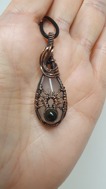 Halsband Spider med naturlig kvarts och onyxpärla