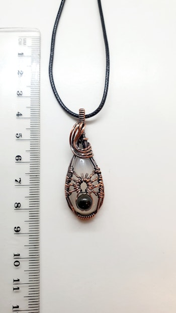 Halsband Spider med naturlig kvarts och onyxpärla