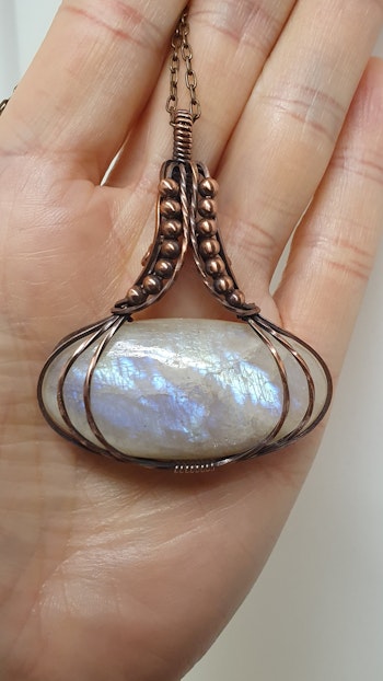 Halsband Swirly Pearls med belomorite månsten