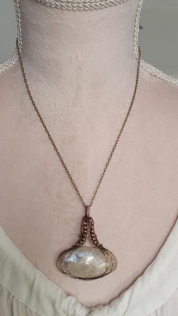 Halsband Swirly Pearls med belomorite månsten
