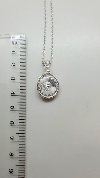 Halsband Simple Swirl i 925 sterlingsilver med Crystal Clear Swarovski kristall