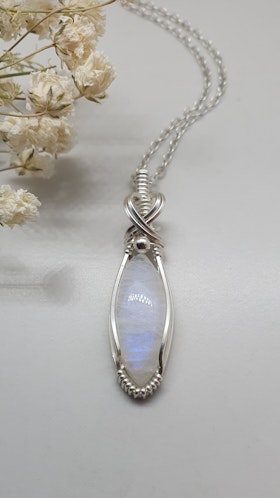 Halsband Classic Curves i 925 sterlingsilver med regnbågsmånsten