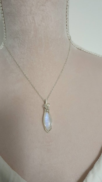 Halsband Classic Curves i 925 sterlingsilver med regnbågsmånsten
