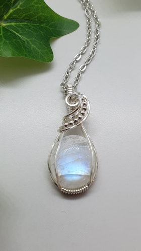 Halsband Swirly Pearls i 925 sterlingsilver med regnbågsmånsten