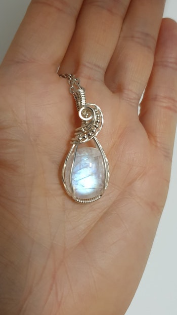 Halsband Swirly Pearls i 925 sterlingsilver med regnbågsmånsten