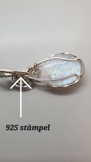Halsband Swirly Pearls i 925 sterlingsilver med regnbågsmånsten