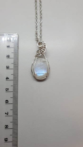Halsband Swirly Pearls i 925 sterlingsilver med regnbågsmånsten