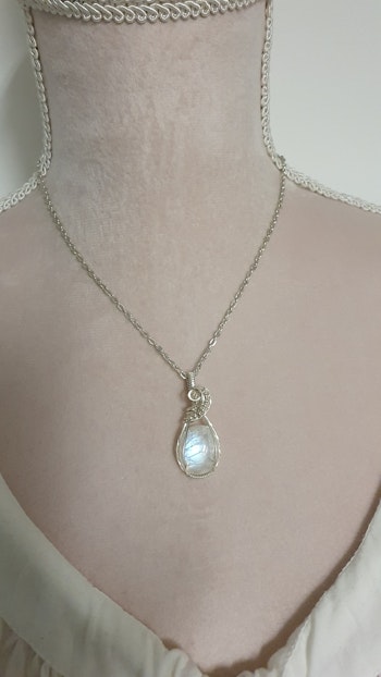 Halsband Swirly Pearls i 925 sterlingsilver med regnbågsmånsten