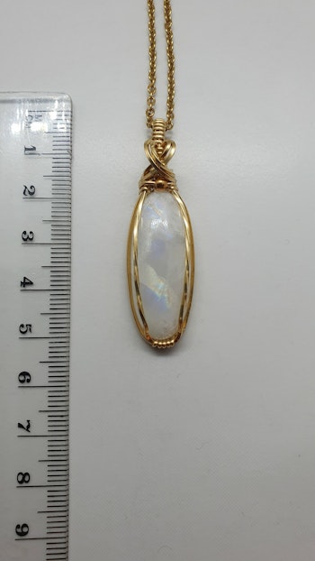 Halsband Classic Curves med regnbågsmånsten