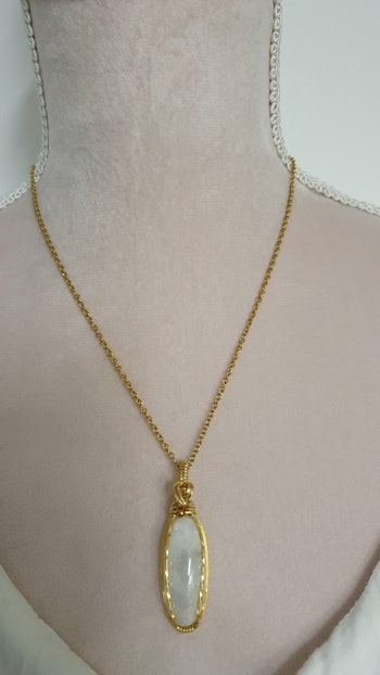 Halsband Classic Curves med regnbågsmånsten