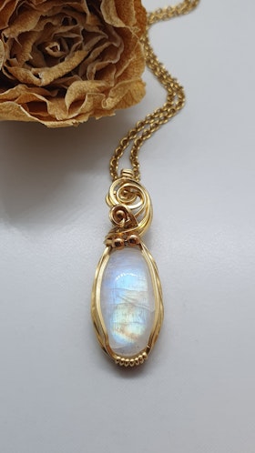 Halsband Luscious Loops Pearls med regnbågsmånsten