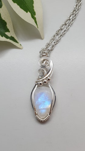 Halsband Luscious Loops Pearls i 925 sterlingsilver med regnbågsmånsten