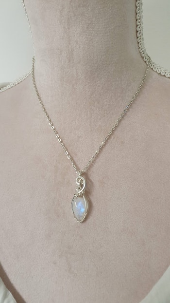Halsband Luscious Loops Pearls i 925 sterlingsilver med regnbågsmånsten
