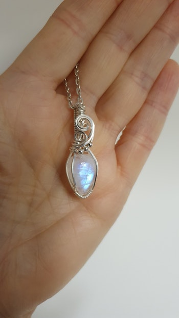 Halsband Luscious Loops Pearls i 925 sterlingsilver med regnbågsmånsten
