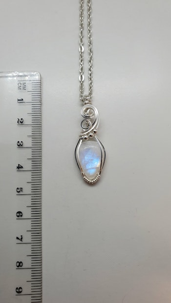 Halsband Luscious Loops Pearls i 925 sterlingsilver med regnbågsmånsten