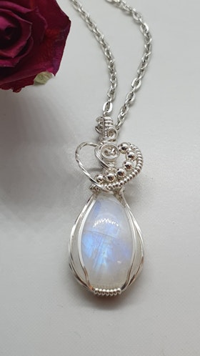 Halsband Swirly Heart i 925 sterlingsilver med regnbågsmånsten