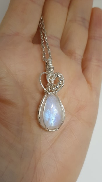 Halsband Swirly Heart i 925 sterlingsilver med regnbågsmånsten