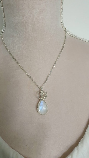 Halsband Swirly Heart i 925 sterlingsilver med regnbågsmånsten