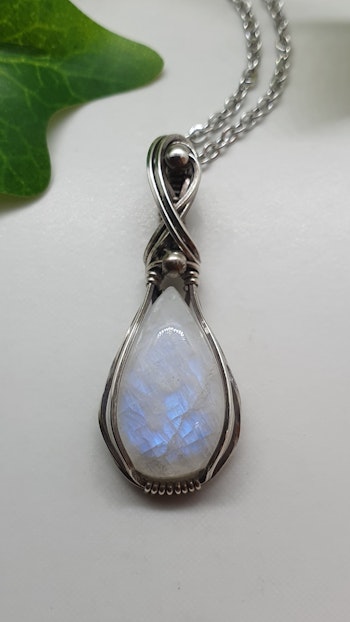 Halsband Swirly Pearls i 925 sterlingsilver med regnbågsmånsten