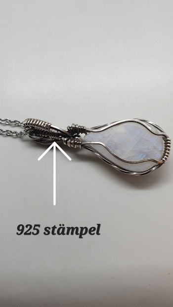Halsband Swirly Pearls i 925 sterlingsilver med regnbågsmånsten