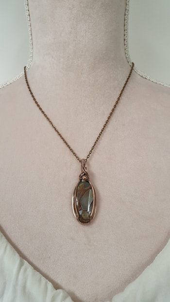Halsband Classic Curves Pearl med brecci jaspis