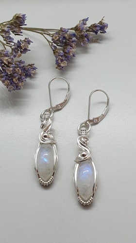 Örhängen Swirly Pearls i 925 sterlingsilver med regnbågsmånstenar