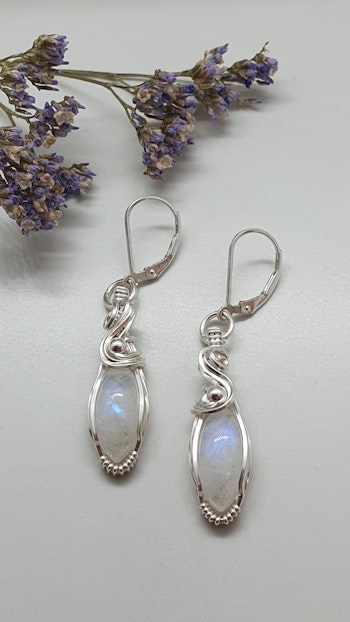 Örhängen Swirly Pearls i 925 sterlingsilver med regnbågsmånstenar