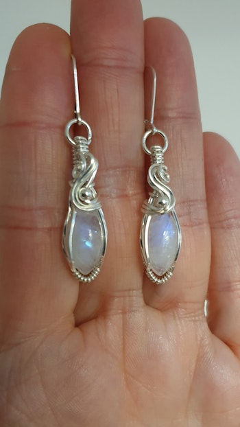 Örhängen Swirly Pearls i 925 sterlingsilver med regnbågsmånstenar