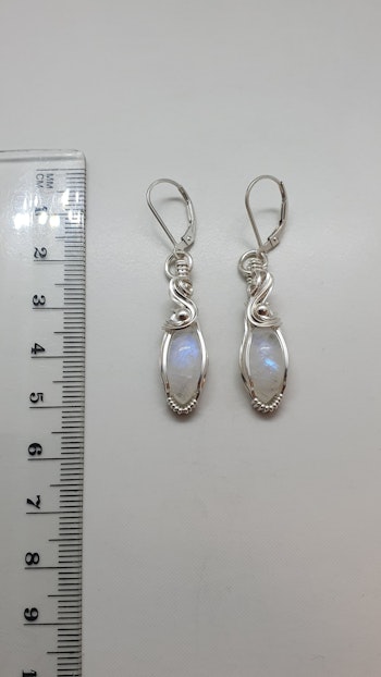 Örhängen Swirly Pearls i 925 sterlingsilver med regnbågsmånstenar