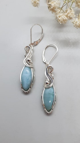 Örhängen Swirly Pearls i 925 sterlingsilver med larimar