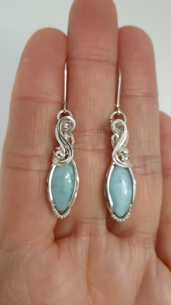 Örhängen Swirly Pearls i 925 sterlingsilver med larimar