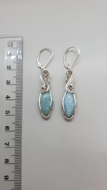 Örhängen Swirly Pearls i 925 sterlingsilver med larimar