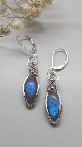 Örhängen Luscious Pearls i 925 sterlingsilver med labradorit