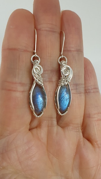 Örhängen Luscious Pearls i 925 sterlingsilver med labradorit