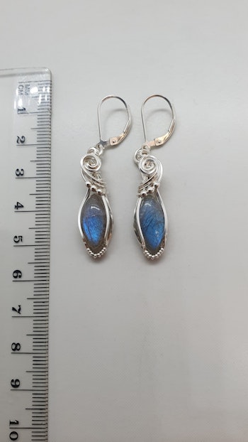 Örhängen Luscious Pearls i 925 sterlingsilver med labradorit